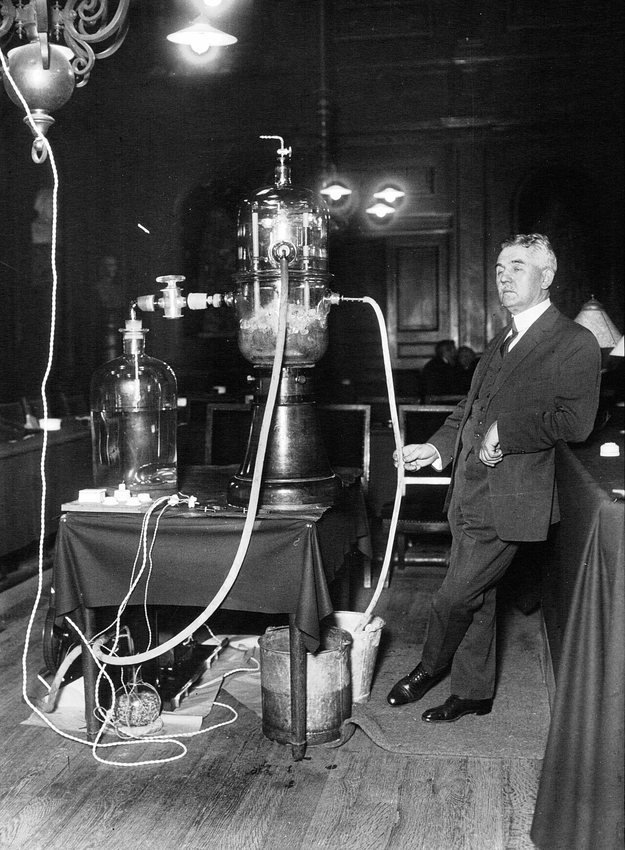 Georges Claude lors d’une démonstration à l’Institut de France en 1926