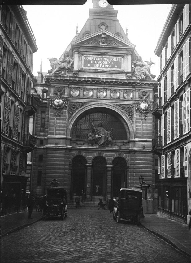 Le siège du Comptoir national d’escompte de Paris, rue Bergère, photographié en 1913