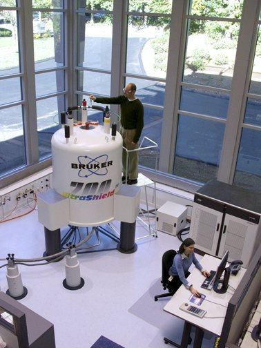 Un laboratoire de résonance magnétique nucléaire photographié en 2008