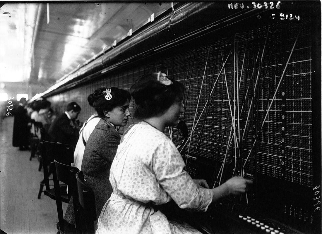 Des téléphonistes dans la nouvelle salle Gutenberg en 1912