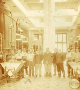 Des ouvriers dans la salle des alambics de l’usine Pernod Fils vers 1900, plusieurs décennies avant le rapprochement Pernod-Ricard.