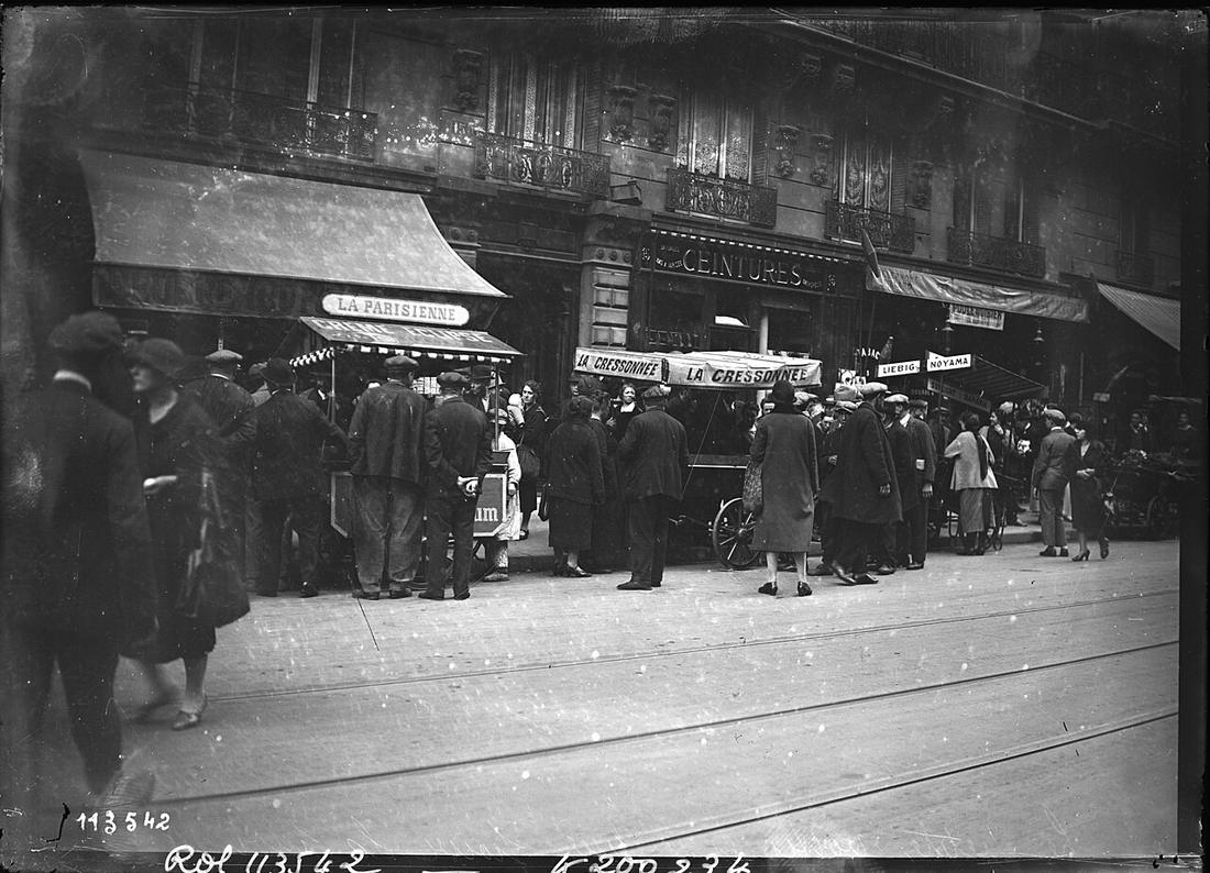Véhicules publicitaires au Salon de l’automobile de 1926, année de création de Publicis