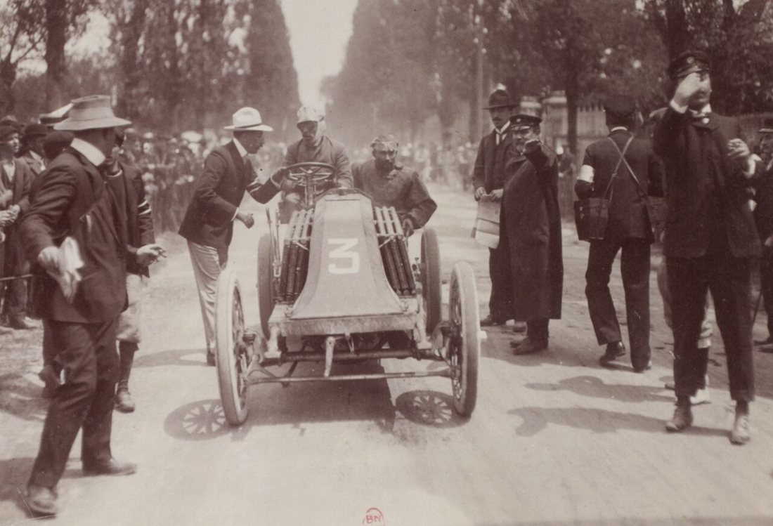 Louis Renault à son arrivée à Bordeaux lors de la course Paris-Madrid en 1903.