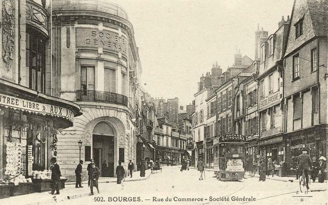 Une agence Société Générale rue du Commerce à Bourges, sur une carte postale datée vers 1900-1910.