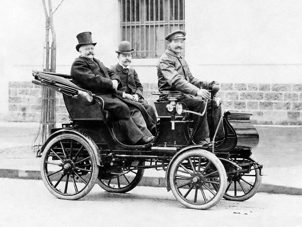 Armand Peugeot au volant d’une Peugeot Type 28 en 1900