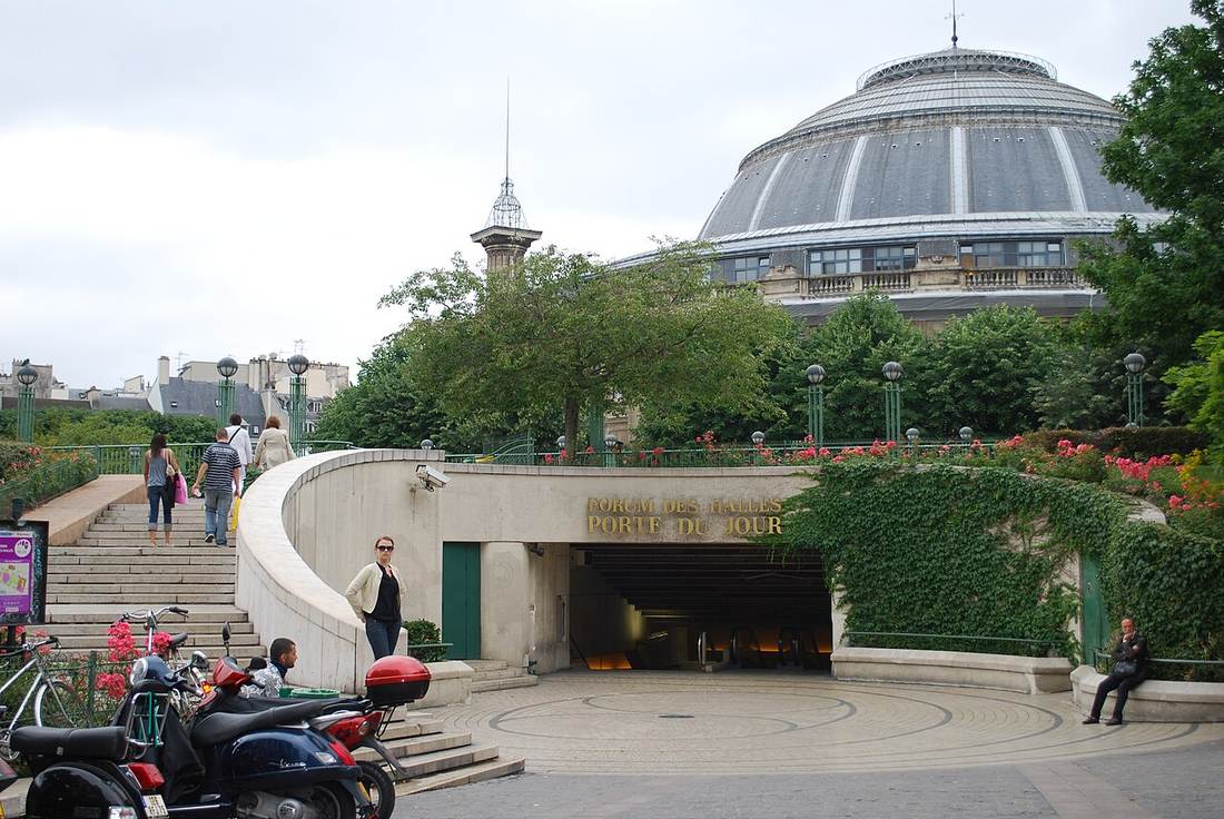 L’ancienne entrée Porte du Jour du Forum des Halles en 2008, avant la transformation du site parisien.