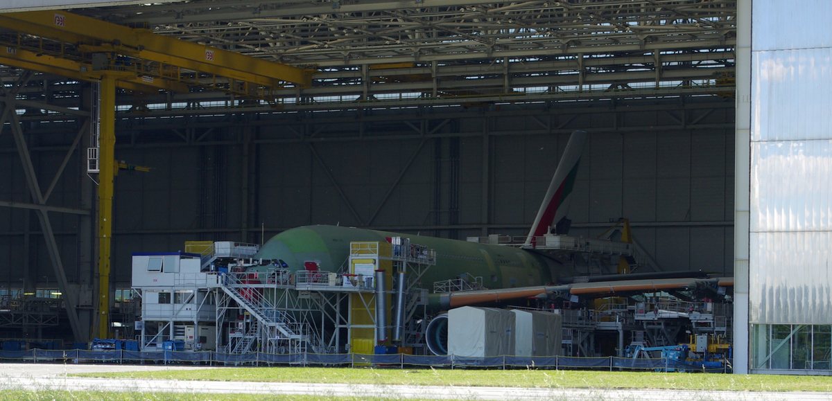 Un Airbus A380 d’Emirates en cours d’assemblage dans le hall de Blagnac, en mai 2013.