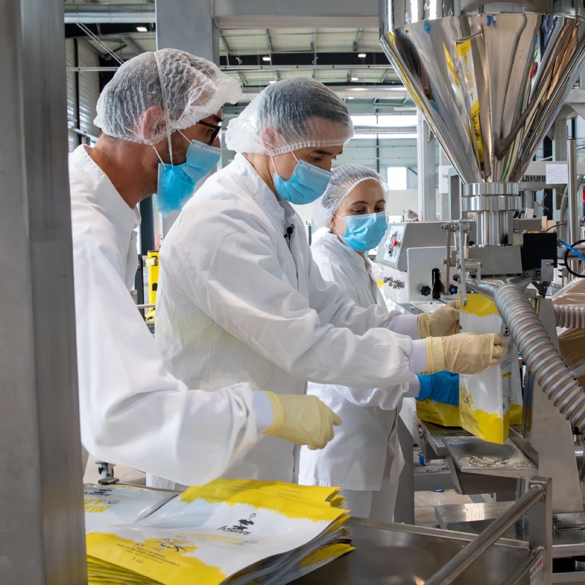 Équipe de N4 Labs sur une ligne de conditionnement de produits de nutrition sportive